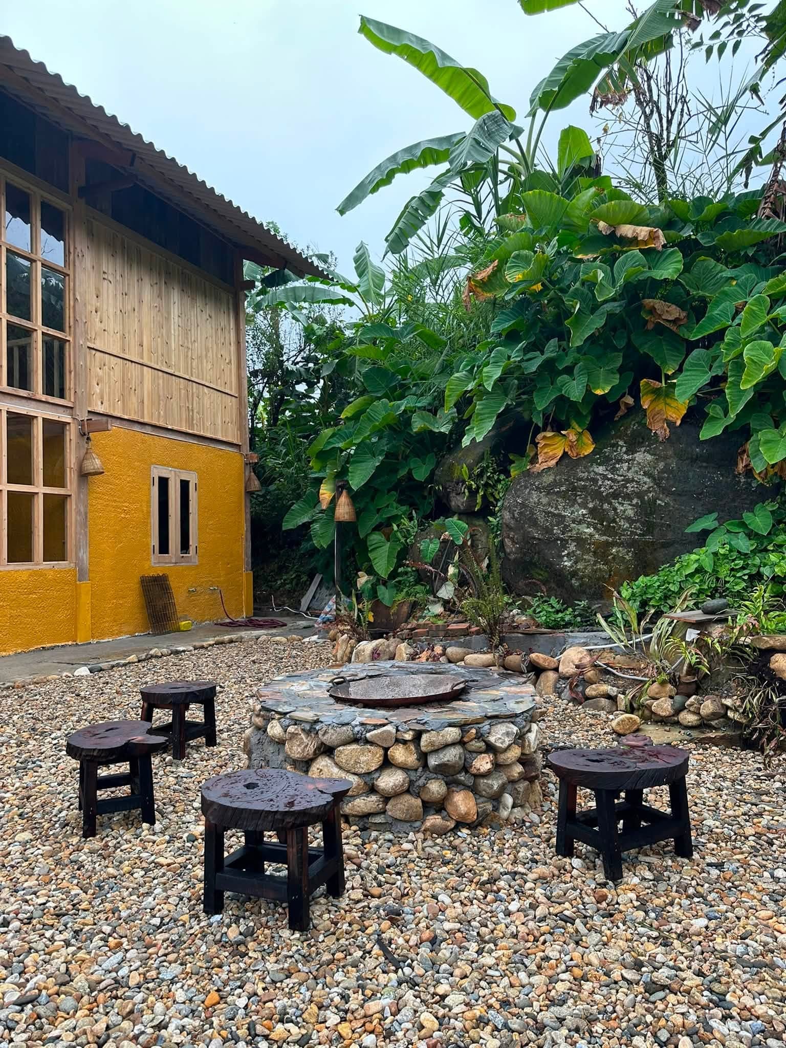 Bếp lửa đá bên căn nhà vàng Cloud Valley